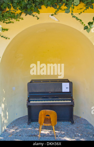 Pianoforti sul progetto di strada pianoforte per chiunque per giocare a Frantiskanska zahrada park central Praga Repubblica Ceca Europa Foto Stock