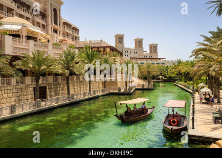 Dhows crociera intorno al Madinat Jumeirah Hotel, Dubai, Emirati Arabi Uniti, Medio Oriente Foto Stock