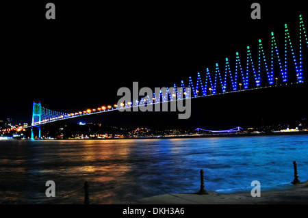 Ponte sul Bosforo alla notte, Istanbul Turchia Foto Stock