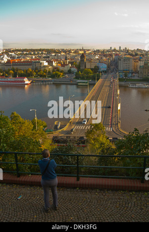 Vista da Letenske sady park verso Stefanikuv più bridge e il centro di Praga Repubblica Ceca Europa Foto Stock