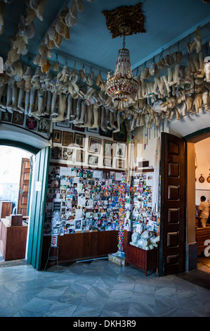 Gli arti artificiali in una stanza laterale della Nosso Senhor do Bomfim chiesa Salvador da Bahia, Bahia, Brasile, Sud America Foto Stock