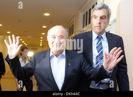 Costa do Sauipe, Brasile. 05 Dic, 2013. Presidente della FIFA Joseph Blatter (anteriore) reagisce come egli arriva al seminario del team per il Final Draw in Costa do Sauipe, Brasile, 05 dicembre 2013. Il final draw per il turno preliminare di gruppi di 2014 FIFA World Cup Brasile si terrà il 06 dicembre 2013. Foto: Marcus Brandt/dpa/Alamy Live News Foto Stock