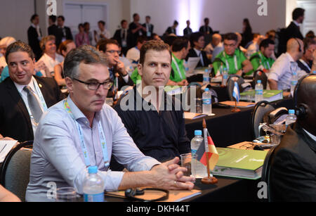 Costa do Sauipe, Brasile. 05 Dic, 2013. Manager del team tedesco Oliver Bierhoff (C) si siede in team seminario per il Final Draw in Costa do Sauipe, Brasile, 05 dicembre 2013. Il final draw per il turno preliminare di gruppi di 2014 FIFA World Cup Brasile si terrà il 06 dicembre 2013. Foto: Marcus Brandt/dpa/Alamy Live News Foto Stock