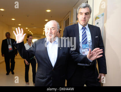 Costa do Sauipe, Brasile. 05 Dic, 2013. Presidente della FIFA Joseph Blatter (anteriore) reagisce come egli arriva al seminario del team per il Final Draw in Costa do Sauipe, Brasile, 05 dicembre 2013. Il final draw per il turno preliminare di gruppi di 2014 FIFA World Cup Brasile si terrà il 06 dicembre 2013. Foto: Marcus Brandt/dpa/Alamy Live News Foto Stock