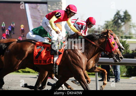 Occhio di Leopard (7) e jockey Eurico Rosa da Silva refilato passato front-in esecuzione il sig. Foricos due U (5) a vincere il centocinquantesimo piastra Queens Domenica a Woodbine Racetrack a Toronto, Ontario in Canada. (Credito Immagine: © Anson appeso/Southcreek globale/ZUMApress.com) Foto Stock