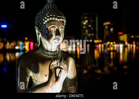 Una statua di Buddha a Vesak, una festa per celebrare il Buddha il compleanno nel tempio di Gangaramaya, Colombo, Sri Lanka, Asia Foto Stock