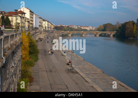 I Murazzi del Po lungofiume centrale città di Torino Piemonte Italia del nord Europa Foto Stock