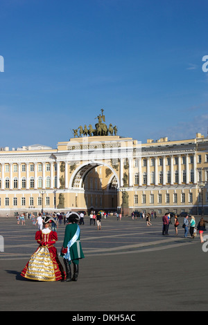 Le figure in costume nella Piazza del Palazzo e General Staff Building, la Piazza del Palazzo a San Pietroburgo, Russia, Europa Foto Stock