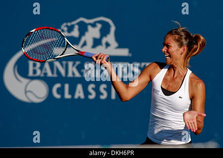 Luglio 30, 2009 - Stanford, in California, Stati Uniti d'America - 30 Luglio 2009: Soran Cirstea ROU),non raffigurata, e Maria KIRILENKO (RUS), non raffigurato, contro Julie moneta (FRA), non mostrato, e Marie-Eve Pelletier (CAN), nel secondo round del gioco durante la banca del West Classic, Sony Ericsson WTA Tour, donne torneo di tennis presso la famiglia Taube Tennis Stadium di Stanford in California (Credito Imag Foto Stock