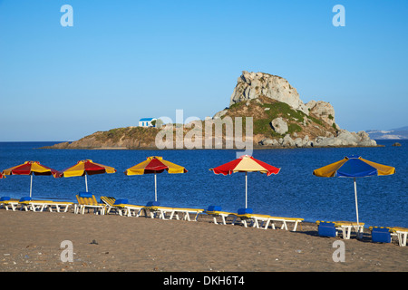 Sulla spiaggia di Kefalos baia guardando fuori di Kastri Isola, Kos Dodecaneso, isole greche, Grecia, Europa Foto Stock