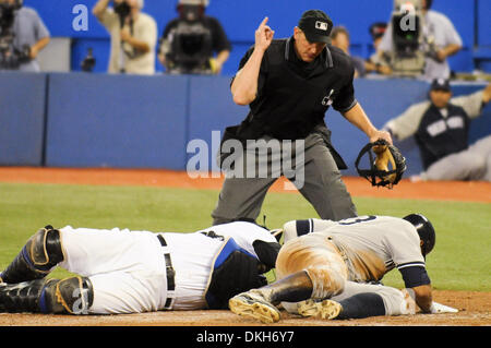 Agosto 05, 2009 - Toronto, Ontario, Canada - 04 August 2009: New York Yankees terzo baseman Alex Rodriguez (13) e Toronto Blue Jays catcher Rod Barajas (20) collidono in casa piastra, come Rodriguez è chiamato sicuro. Gli Yankees sconfitto il Blue Jays 5-3, della MLB gioco giocato al Rogers Centre di Toronto, ON (credito Immagine: © Adrian Gauthier/Southcreek globale/ZUMApress.com) Foto Stock