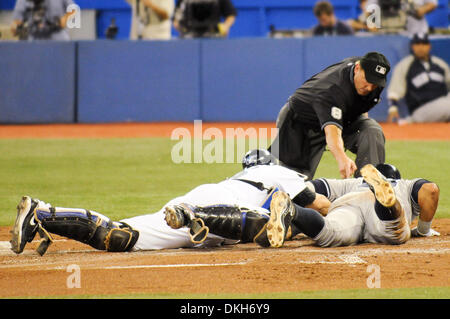 Agosto 05, 2009 - Toronto, Ontario, Canada - 04 August 2009: New York Yankees terzo baseman Alex Rodriguez (13) e Toronto Blue Jays catcher Rod Barajas (20) collidono in casa piastra, come Rodriguez è chiamato sicuro. Gli Yankees sconfitto il Blue Jays 5-3, della MLB gioco giocato al Rogers Centre di Toronto, ON (credito Immagine: © Adrian Gauthier/Southcreek globale/ZUMApress.com) Foto Stock