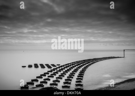 Le difese del mare in esecuzione per il Mare del Nord lungo la promenade a Felixstowe sulla costa di Suffolk Foto Stock