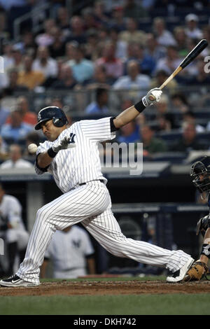 Yankees Jose Molina con uno swing e una miss. Toronto Blue Jays sconfitto i New York Yankees 5-4 allo Yankee Stadium, Bronx, New York (credito Immagine: © Anthony Gruppuso/Southcreek globale/ZUMApress.com) Foto Stock