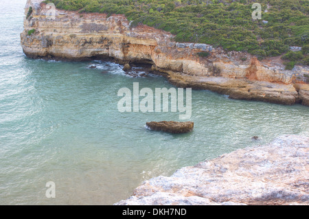 Scogliere e spiaggia Armacao de Pera Algarve Portogallo Foto Stock