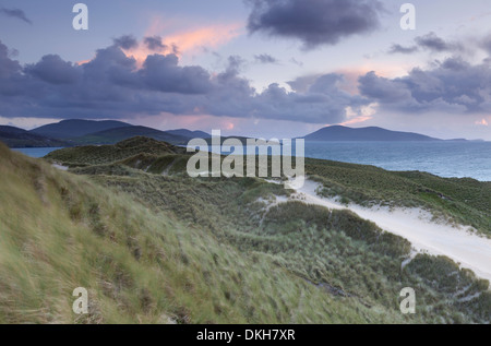 La costa Nord vista da dune a Luskentire, Isle of Harris, Ebridi Esterne, Scotland, Regno Unito, Europa Foto Stock