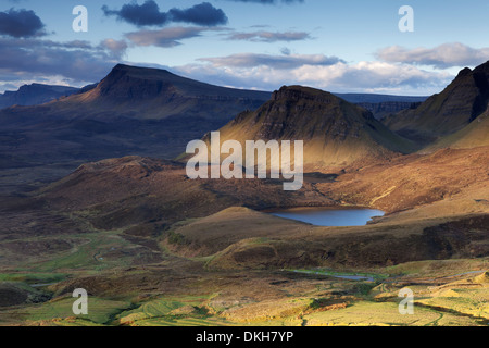 Drammatico inizio luce sul Trotternish Ridge come visto dal Quiraing, Trotternish, Isola di Skye, Scotland, Regno Unito Foto Stock