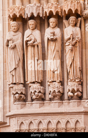 Le statue sulla facciata ovest della cattedrale di Notre Dame d'Cattedrale di Amiens, Sito Patrimonio Mondiale dell'UNESCO, Amiens, Somme Picardia, Francia, Europa Foto Stock