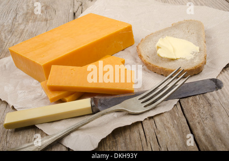 Irish maturare il formaggio cheddar con pane e burro Foto Stock