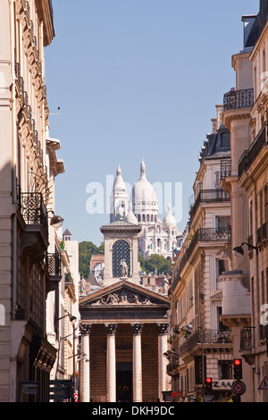 La Basilica del Sacre Coeur attraverso le strade di Parigi, Francia, Europa Foto Stock