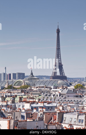 La Torre Eiffel salendo sui tetti di Parigi, Francia, Europa Foto Stock