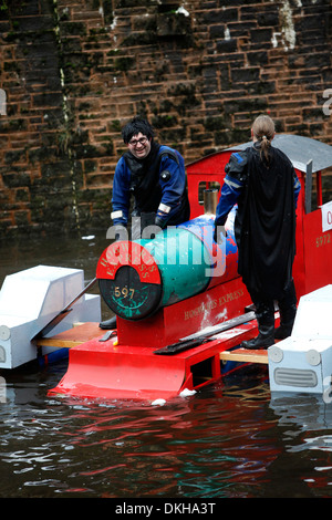 La carità in aiuto della zattera RNLI gara sul fiume Derwent a Matlock Bath, Derbyshire, ogni Boxing day Foto Stock