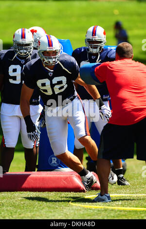 Buffalo Bills difensivo fine Ryan Denney guarda a colpire il pad durante esercitazioni a mercoledì in pratica a san John Fisher College di Rochester, New York. (Credito Immagine: © Michael Johnson/Southcreek globale/ZUMApress.com) Foto Stock