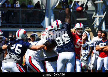 Buffalo Bills quarterback Trent Edwards sembra per ottenere il pass off intorno sulla difensiva affrontare Marcus Stroud del braccio durante il mercoledì in pratica a san John Fisher College di Rochester, New York. (Credito Immagine: © Michael Johnson/Southcreek globale/ZUMApress.com) Foto Stock