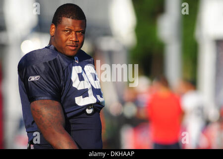 Buffalo Bills defensive affrontare Marcus Stroud guarda i tifosi come egli cammina sul campo durante il giovedì notte di pratica presso san John Fisher College di Rochester, New York. (Credito Immagine: © Michael Johnson/Southcreek globale/ZUMApress.com) Foto Stock