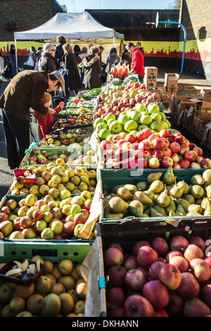 Mercato agricolo, Parliament Hill, Londra UK. I commercianti di mercato vendono i prodotti stagionali - frutta, verdura. Clienti che visualizzano prodotti. Mercato della frutta Stall UK Foto Stock