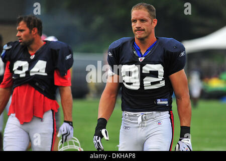 Buffalo Bills difensivo fine Ryan Denney passeggiate fino il diversivo durante il mercoledì in pratica a san John Fisher College di Rochester, New York. (Credito Immagine: © Michael Johnson/Southcreek globale/ZUMApress.com) Foto Stock