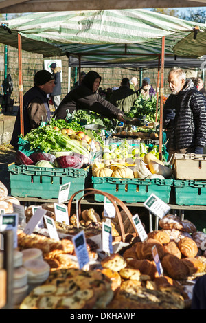 Mercato degli Agricoltori, Parliament Hill, Londra UK. Gli operatori di mercato a vendere prodotti di stagione - frutta e verdura. Foto Stock