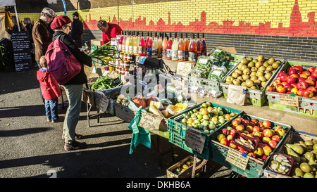Mercato agricolo, Parliament Hill, Londra UK. I commercianti di mercato vendono i prodotti stagionali - frutta, ortaggi.frutta mercato stalli UK. Foto Stock
