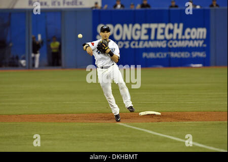 2 giugno 2009 - Toronto, Ontario, Canada - 02 Giugno 2009: Marco Scutaro # 19 del Toronto Blue Jays getta al primo contro il Los Angeles Angeli il 2 giugno 2009 presso il Rogers Centre a Toronto, Ontario, Canada. .L'Jays battere gli angeli 6-4 in questo gioco di notte presso il Rogers Centre in Toronto, ON. (Credito Immagine: © Southcreek globale/ZUMApress.com) Foto Stock