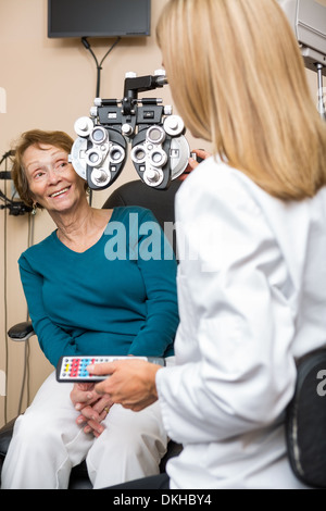 Felice donna Senior subendo occhio Checkup Foto Stock