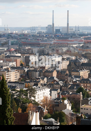 La Normandia, Francia. Una vista sopra la città di Le Havre, con i paesi industrializzati Seine estuary in distanza. 2013. Foto Stock