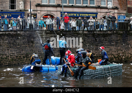 La carità in aiuto della zattera RNLI gara sul fiume Derwent a Matlock Bath, Derbyshire, ogni Boxing day Foto Stock