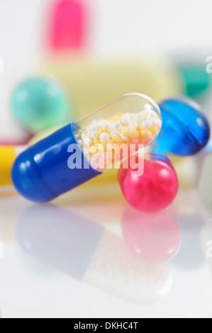 Pills isolato su bianco backgraound riprese in studio Foto Stock