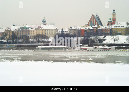 Varsavia la Città Vecchia e il Castello Reale visto dalla sponda orientale del fiume Vistola, d'inverno. La Polonia. Foto Stock