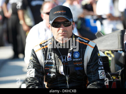 Conquest Racing guida Alex Tagliani orologi il polo durante il turno di qualificazione a Bombardier Learjet 550k al Texas Motor Speedway di Fort Worth, Texas. (Credito Immagine: © Albert Pena/Southcreek globale/ZUMApress.com) Foto Stock