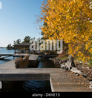 Dock a lago, Kenora, Lago dei boschi, Ontario, Canada Foto Stock