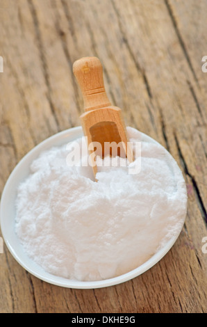 Pala di legno con bicarbonato di sodio su sfondo di legno Foto Stock