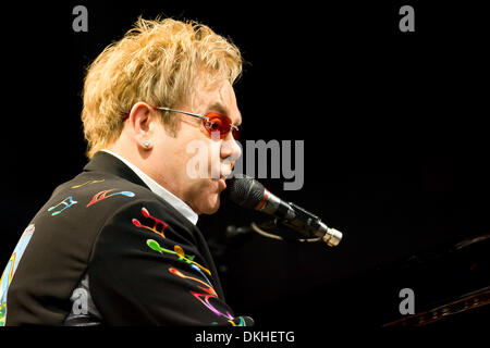 Elton John di eseguire durante la Elton John & Billy Joel Face 2 Face Tour presso il Citizens Bank Park di Philadelphia, PA. (Credito Immagine: © Chris Szagola/Southcreek globale/ZUMApress.com) Foto Stock