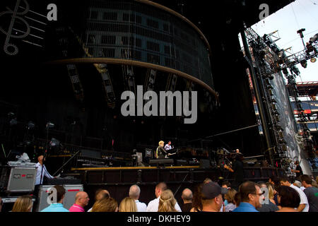 Elton John & Billy Joel di eseguire durante la Elton John & Billy Joel Face 2 Face Tour presso il Citizens Bank Park di Philadelphia, PA. (Credito Immagine: © Chris Szagola/Southcreek globale/ZUMApress.com) Foto Stock