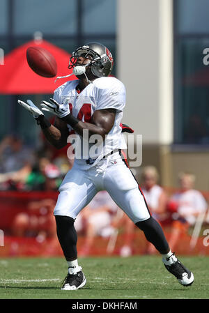 11 agosto 2009 - Tampa, Florida, Stati Uniti - 11 agosto 2009 ....Carnell ''Cadillac" Williams riceve un punt durante il Tampa Bay Buccaneers training camp presso la sede di Bucanieri di Tampa, Florida il 11 agosto 2009. (Credito Immagine: © Southcreek globale/ZUMApress.com) Foto Stock