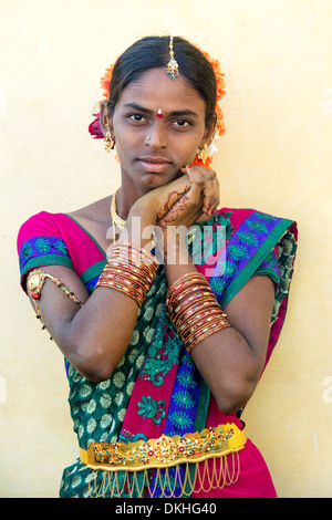 Rurale villaggio indiano sposa vestito di sari colorati e gioielli in oro. Andhra Pradesh, India Foto Stock