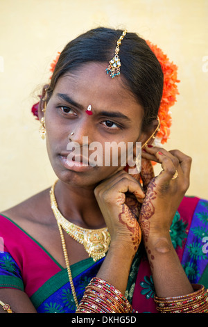 Rurale villaggio indiano sposa vestito di sari colorati e gioielli in oro. Andhra Pradesh, India Foto Stock