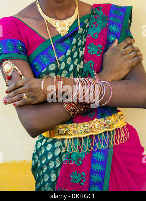 Rurale villaggio indiano sposa vestito di sari colorati e gioielli in oro. Andhra Pradesh, India Foto Stock