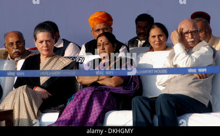 (131206) -- NEW DELHI, 6 dicembre 2013 (Xinhua) -- Partito del Congresso Nazionale Indiano presidente Sonia Gandhi, leader dell opposizione in Lok Sabha (Camera Bassa del parlamento) Sushma Swaraj e senior Bharatiya Janata Party (BJP) leader L.K. Advani (L a R, anteriore) frequentano l anniversario della morte del dottor Babasaheb Ambedkar presso la sede del Parlamento a New Delhi, India, il 6 dicembre 2013. (Xinhua/Partha Sarkar) Foto Stock