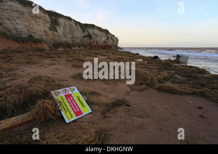 Old Hunstanton, Norfolk, Regno Unito. Il 6 dicembre 2013. I detriti cucciolate la spiaggia la mattina dopo i maggiori picchi di marea in 60 anni presso Old Hunstanton sulla costa di Norfolk. Credito: Stuart Aylmer/Alamy Live News Foto Stock